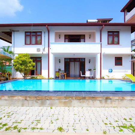 The Blue Beach Guesthouse ネゴンボ エクステリア 写真