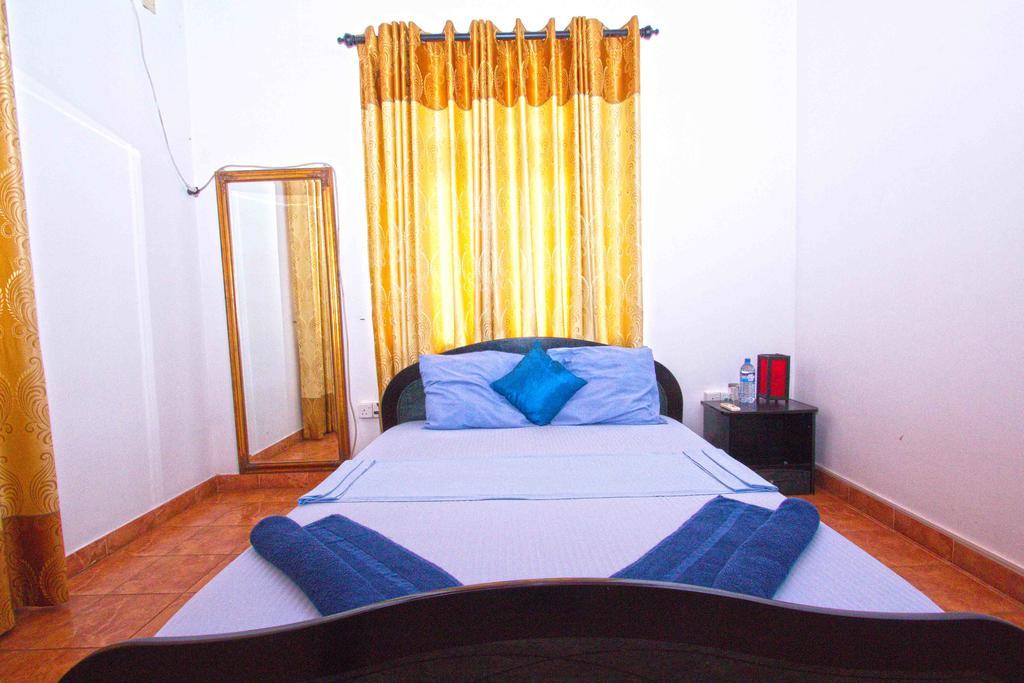 The Blue Beach Guesthouse ネゴンボ エクステリア 写真