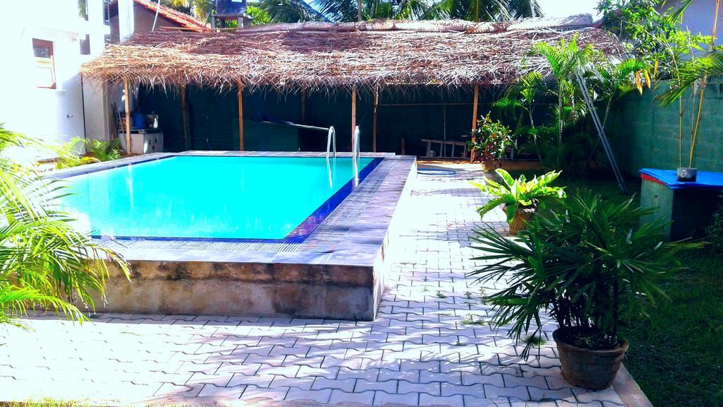 The Blue Beach Guesthouse ネゴンボ エクステリア 写真