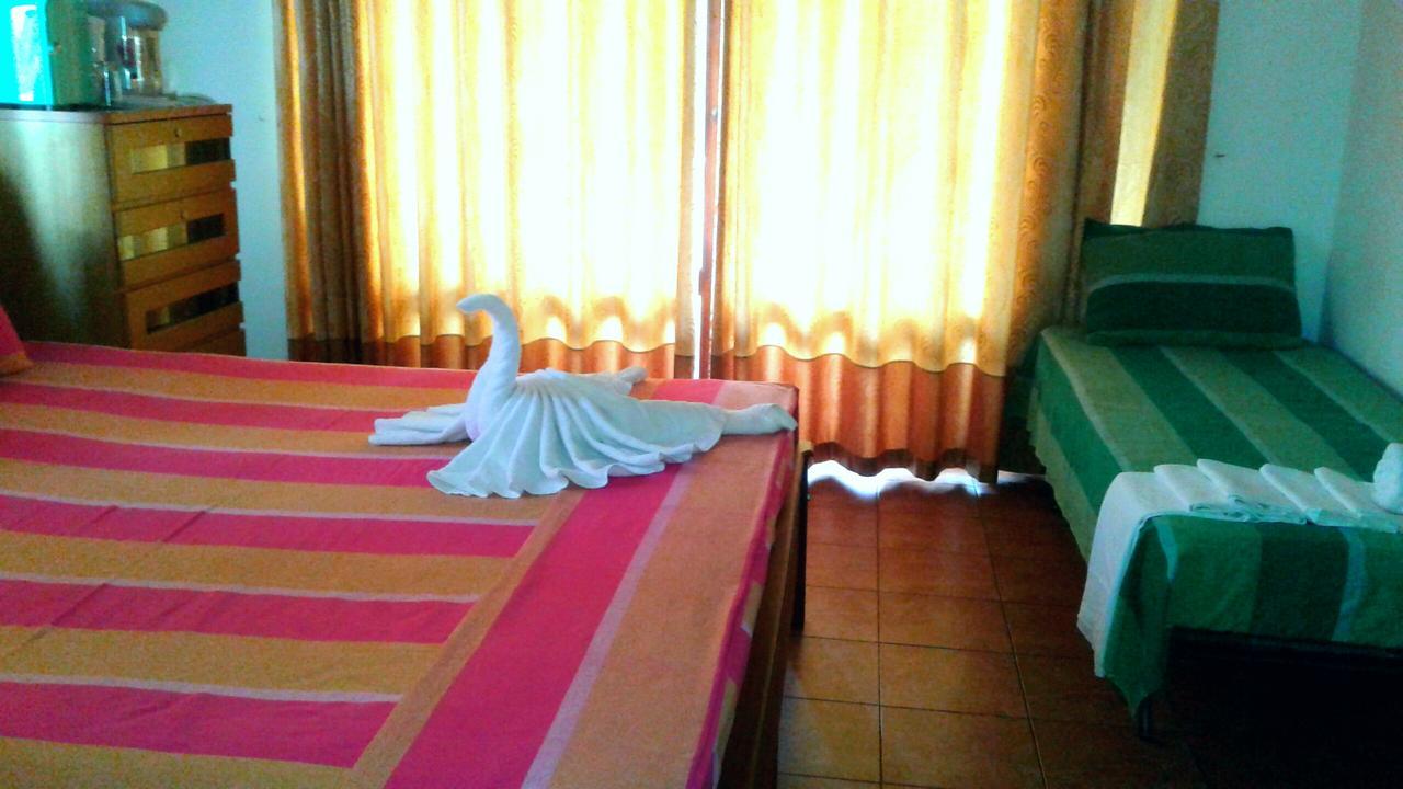 The Blue Beach Guesthouse ネゴンボ エクステリア 写真