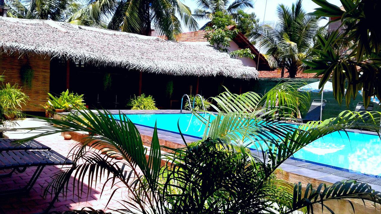The Blue Beach Guesthouse ネゴンボ エクステリア 写真
